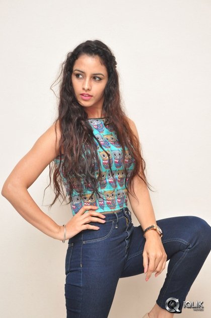 Ravneet-Kaur-at-Sithara-Movie-Show-Press-Meet
